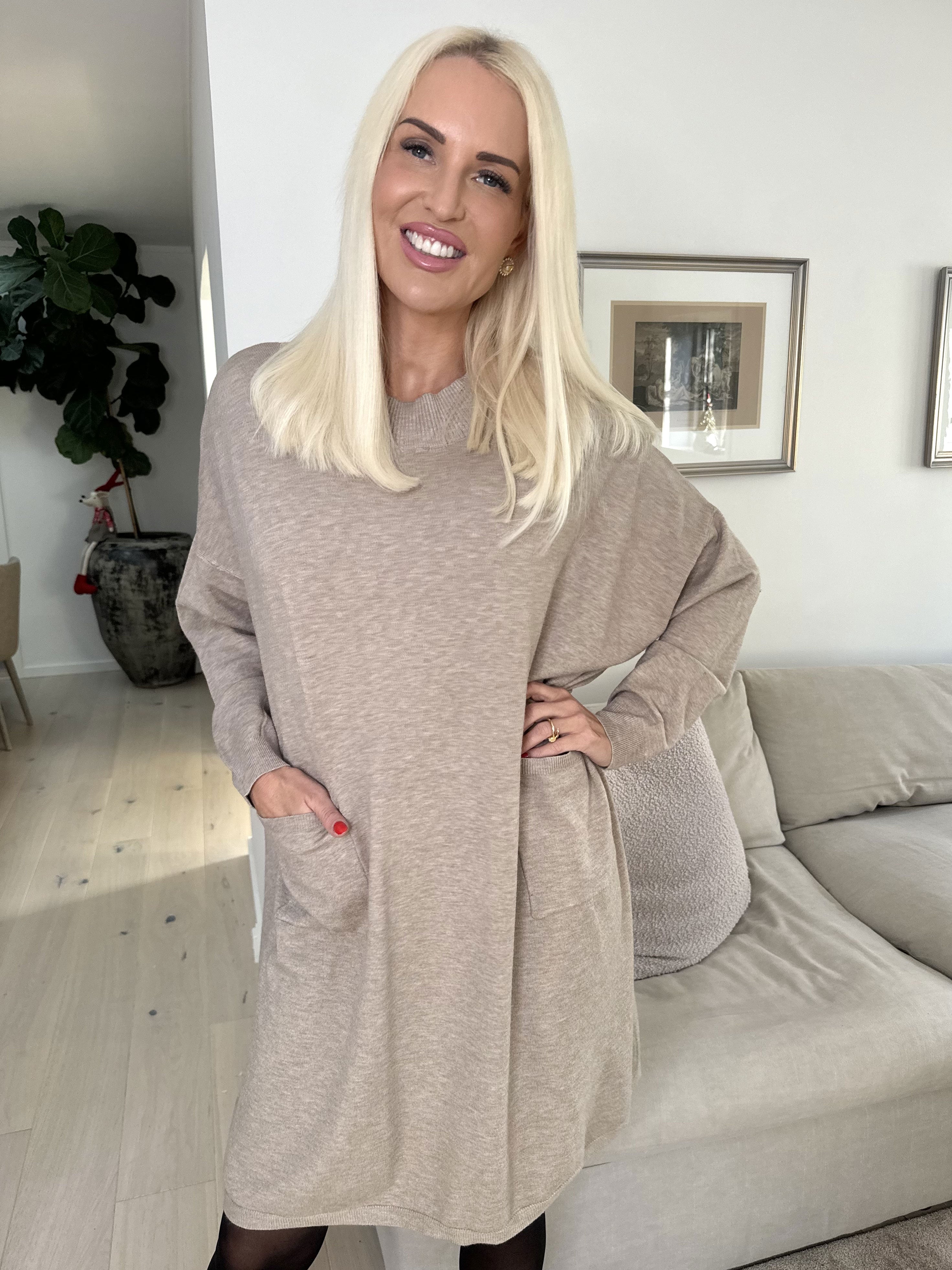 Dima - Mjukt stickad klänning med fickor